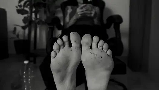 hey loser watch my dirty feet YOUR ITALIAN GODDESS