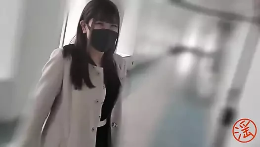 Japon genç kız emiyor, sikişiyor ve dölleniyor