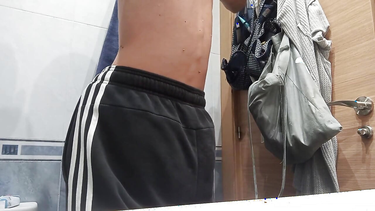 洗完澡后穿衣服, 我用坚硬的鸡巴上街