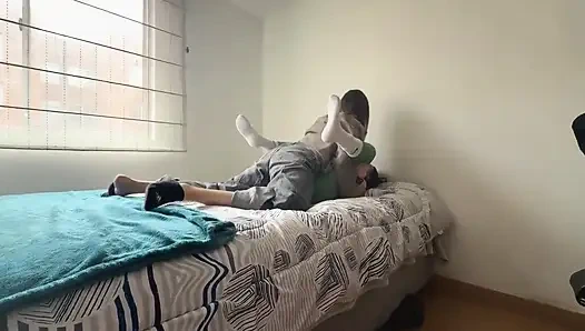 Как приятно потрогать свою вульву поверх леггинсов, а потом коснуться нас, чтобы кончить