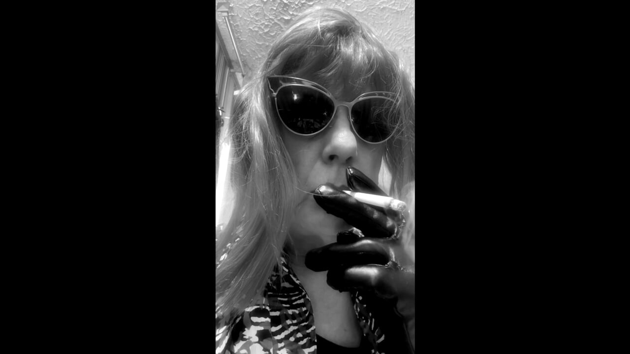 SMOKING VS120 MENTHOLS IN THE BATHROOM - PINK WIG, BLACK GLOVES