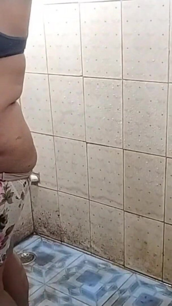 Must-see okamžik od "Sexy indická bhabi ve sprše v romantické náladě"