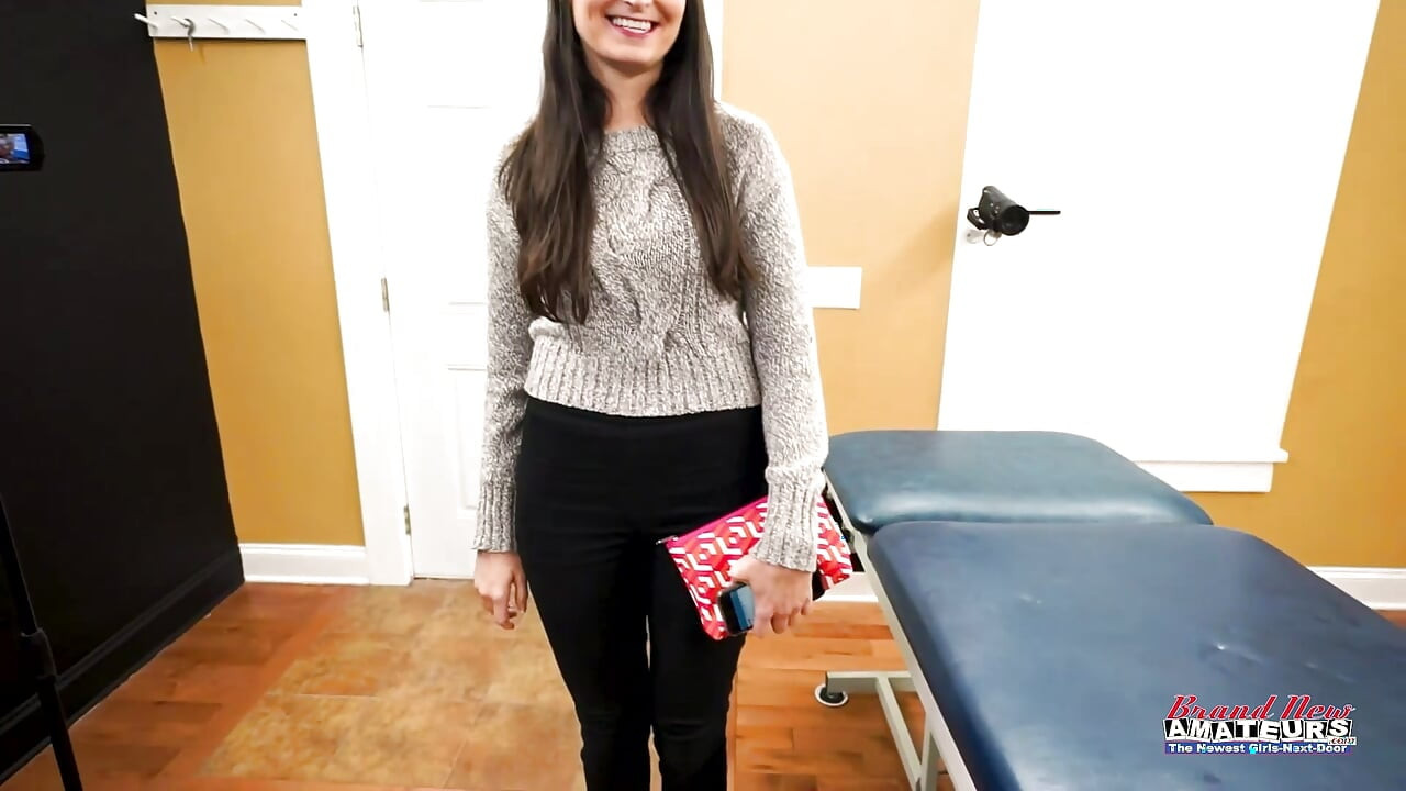 Peituda morena Elliott faz garganta profunda em um pau e é fodida em estilo cachorrinho!