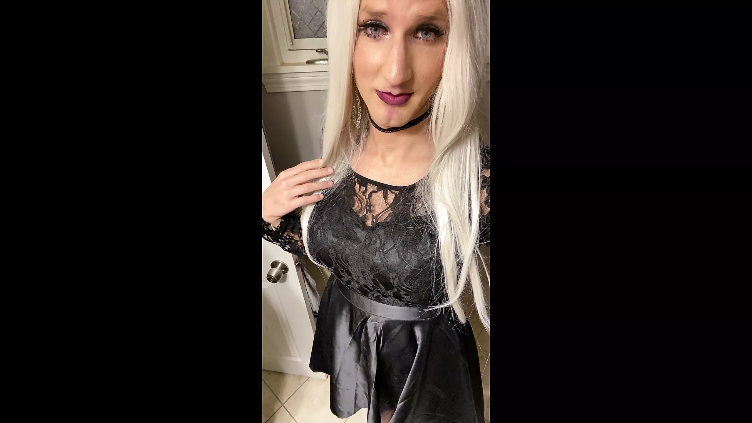 Dögös gót szőke crossdresser