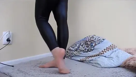 Budak seks lagi muasin memeknya pakai leather