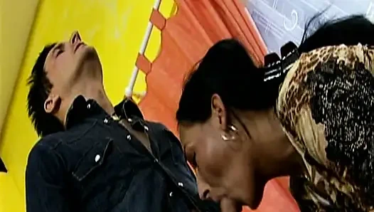 Немецкую милфу с волосатой брюнеткой Bush трахают в анал