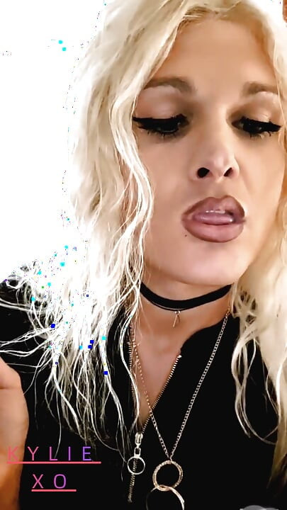 เธอกําลังสูบบุหรี่รอควยของมึงอยู่