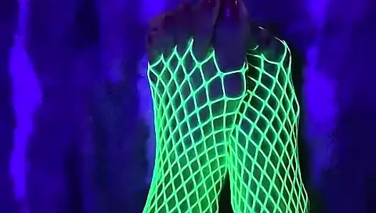 Cewek mungil asia dengan kaki jenjang dengan stoking jala neon warna hijau