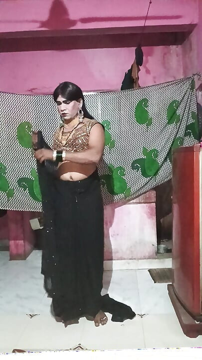 Madhuri bhabhi apni gand me do egg dalikali sari pehenkar