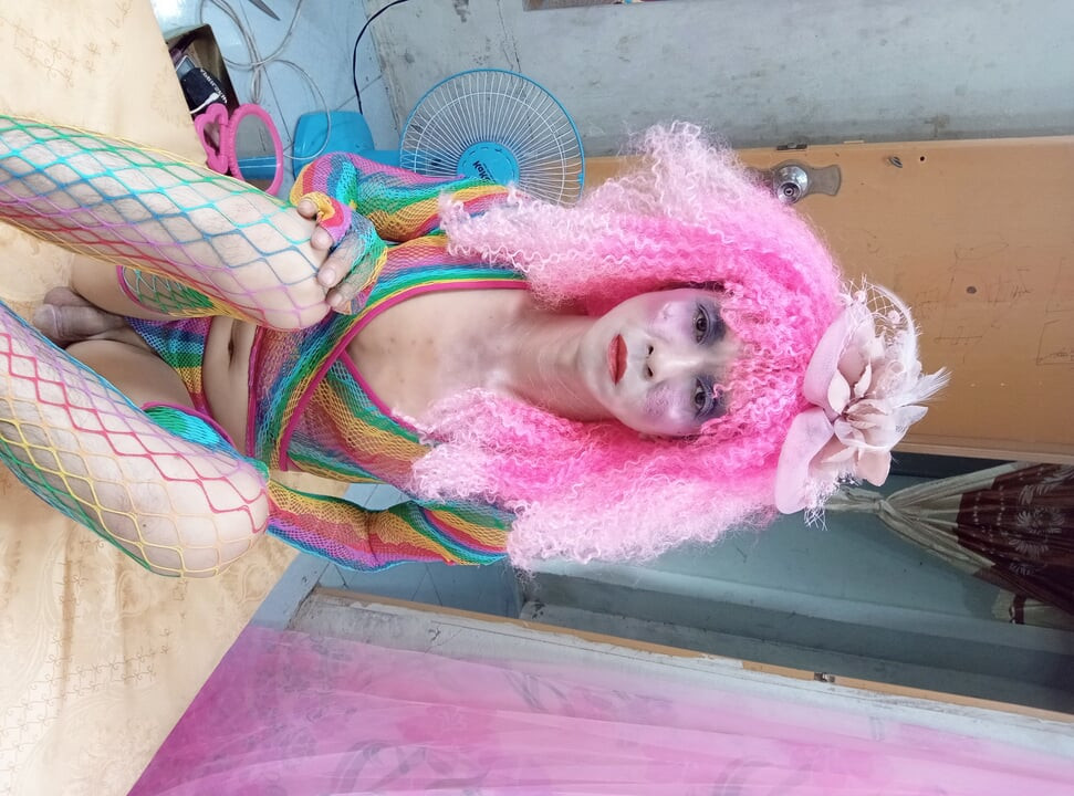 Le transgênero usa roupas sensuais e toca xícaras de sexo. Latas artificiais