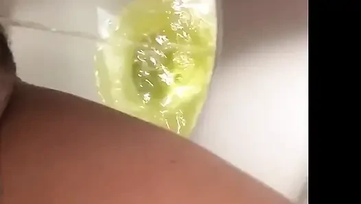Remaja nakal kencing di toilet kfc