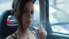 Dame raucht im Auto mit Fenstern nach oben