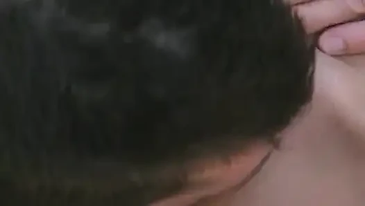 Tante seksi rambut pirang lagi asik nyepong kontol penuh gairah di luar ruangan