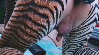 Vivi трахает ее задницу в образце тигра
