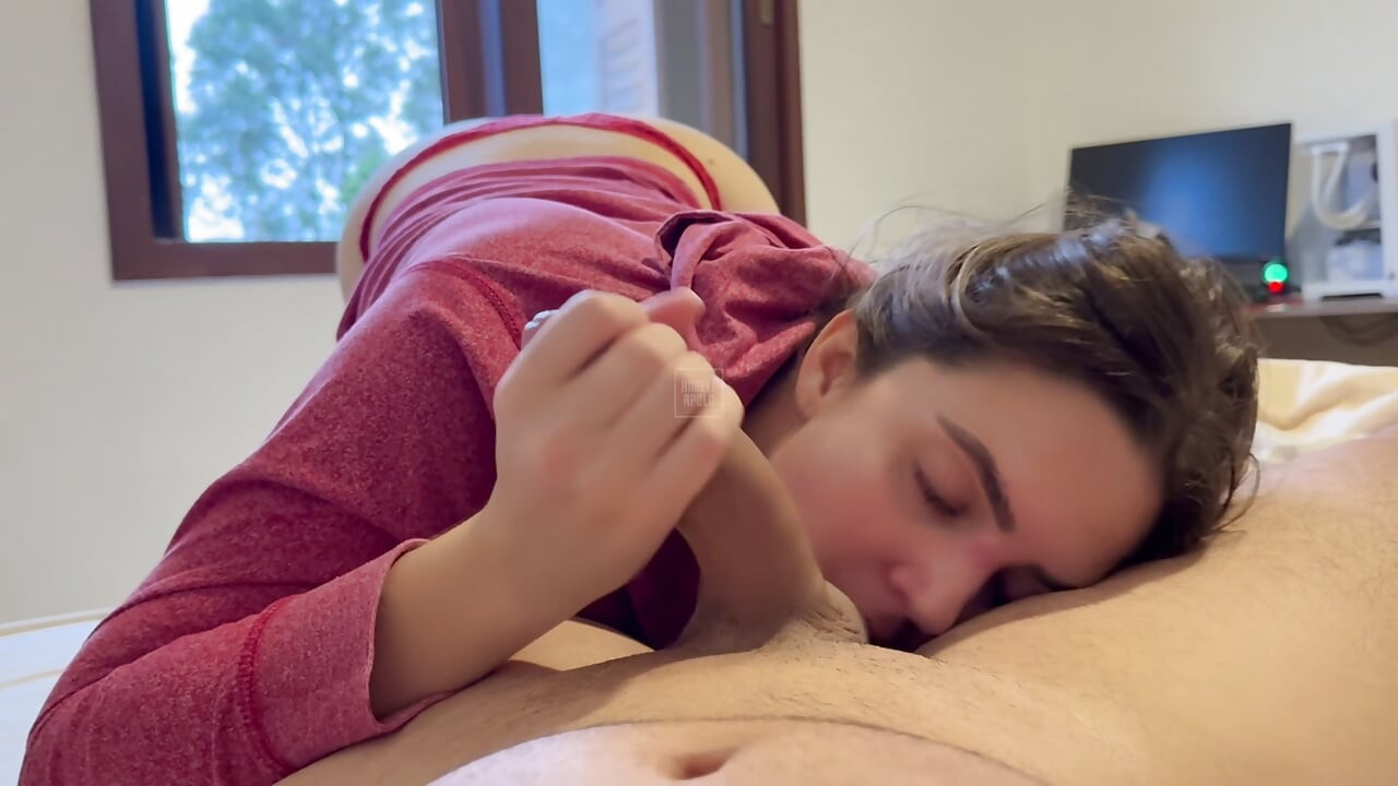 Blonde avec un gros cul fait la meilleure fellation et se fait éjaculer sur le visage