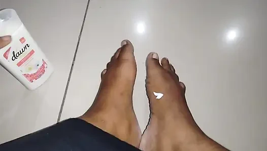 Cewek imut 18+ mempersembahkan kaki bersihnya yang indah untuk kesenangan Anda dengan imbalan semua aset keuangan Anda.