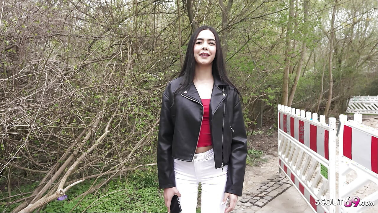 NĚMECKÝ SKAUT - Štíhlá a malá prsa latina dívka Kubera Fortuna na prvním castingu šukání
