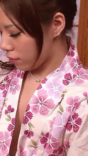 Spektakulärt ögonblick från "Två japanska styvsystrar förför jungfru pojke till FFM trekant knulla när de är ensamma hemma"