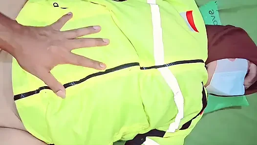 Ojol cewek berhijab mendapat bonus ekstra dari castamer gofood-full video bokep indonesia viral