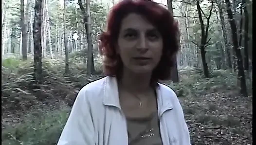 Rothaariges küken spielt im freien mit ihrer muschi