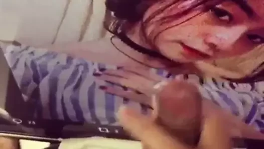 Asyalı sürtüğün üzerine boşalıyor