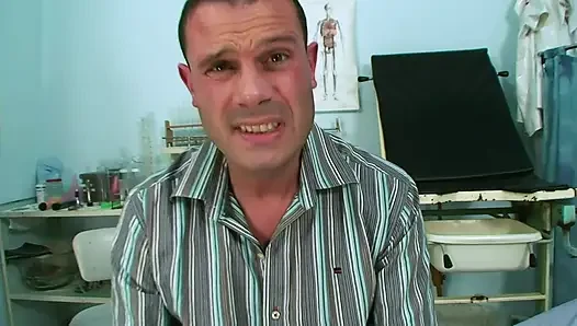Sie wird geil bei ihrem arzt und lässt sich auf dem bett des patienten ficken