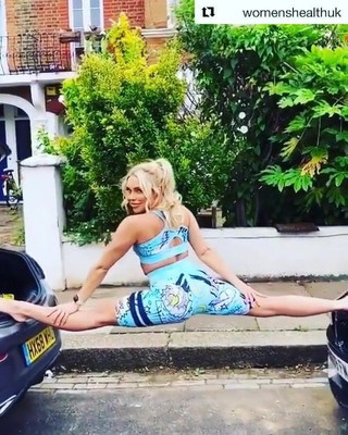 Louise Beckett haciendo un split entre dos autos