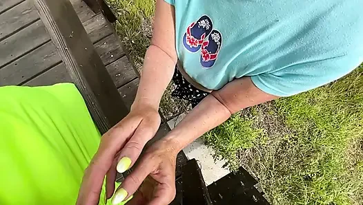 Draußen lutschte ich einen fremden und er fickte mich