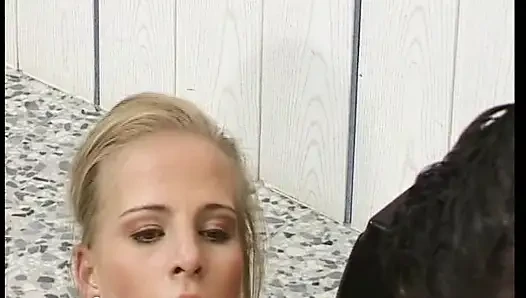 Erstklassige blonde deutsche krankenschwester fistet und fistet auf dem klinikboden