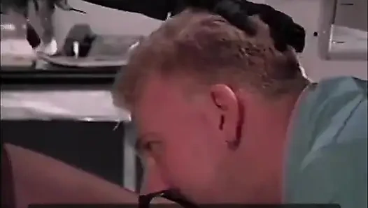 Сексуальной рыжей на высоких каблуках лижут ступни в офисе