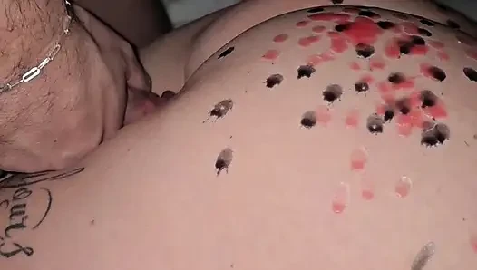 Cowok ini ngentot pantatku pakai lilin dan crot di dalam memekku supaya aku ngentot aku habis-habisan!