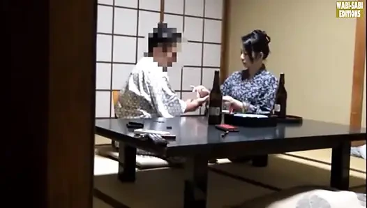 Соблазнение после работы горячего источника обслуживающего лица, захваченного в приватной комнате сессии - сцена.1