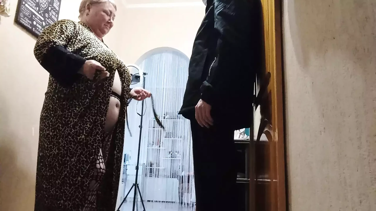 sucking and jerking off a dick to a courier instead of a tip