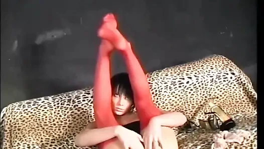 Красивая сексуальная возбужденная милфа с маленькими сиськами мастурбирует свою волосатую киску дилдо в любительском видео