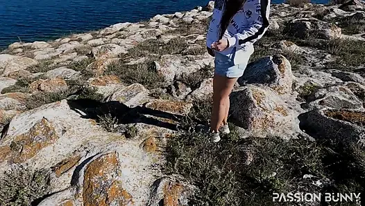 Göl yakınlarındaki alanda hızlı işiyor