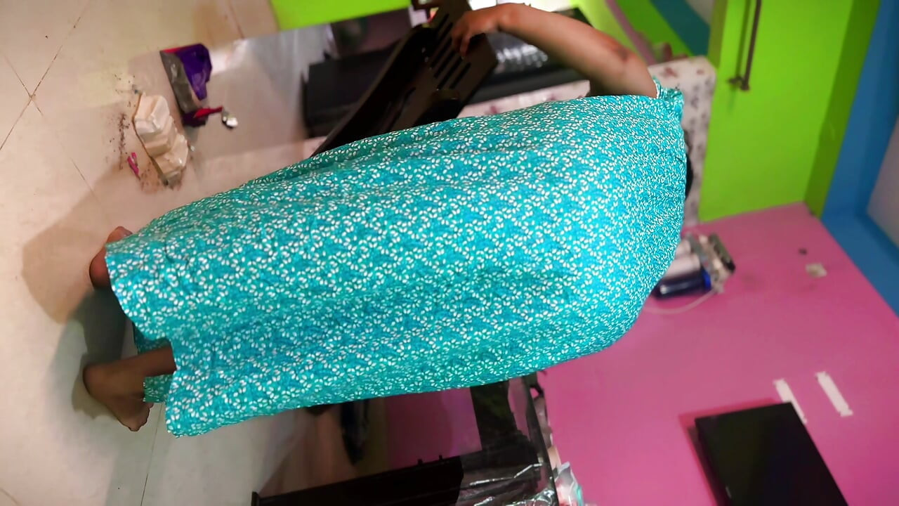 POV: Hot Indian Big Ass Maid Sweep My Room & I see Her Naked Ass & Huge Boobs & Start Handjob - Desi Hindi Sex MMS