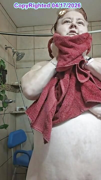 После горячего шоу медсестра Вики сушится и делает некоторые другие груминги