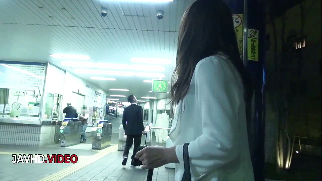 Hårdcore sensuell möte börjar med avsugning när den kåta MILF:en Shiona Suzumori lockar sin kollega JAV milf
