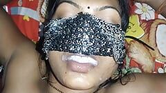 Hintli kadın sert seks yapıyor ve ağzına boşalıyor