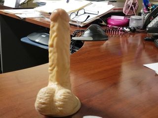 Follando mi culo en el escritorio de mi jefe.