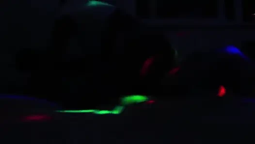 Romantik çift seks partisinde neredeyse yatağı ve kamerayı kırıyor