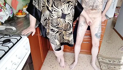 Mitbewohnerin wichst meinen schwanz in der küche