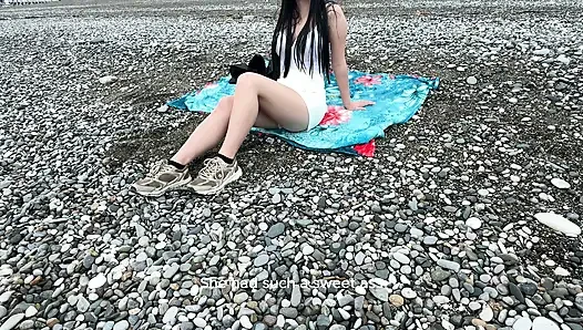 Dia dengan yakin berguling ke orang asing di pantai dan menidurinya dengan keras di alam. Ngomong jorok