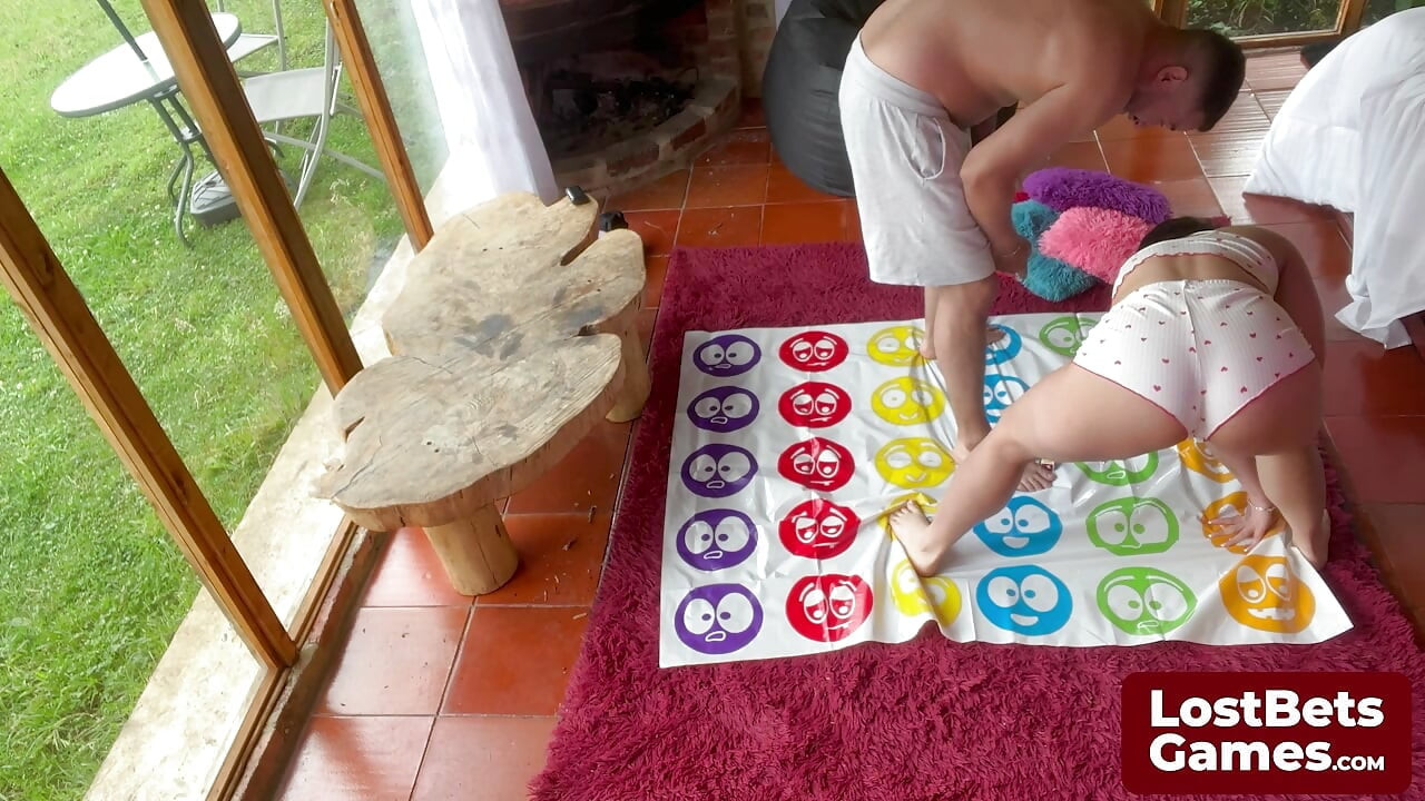 Uma surpresa de boquete para o vencedor do jogo Strip Twister