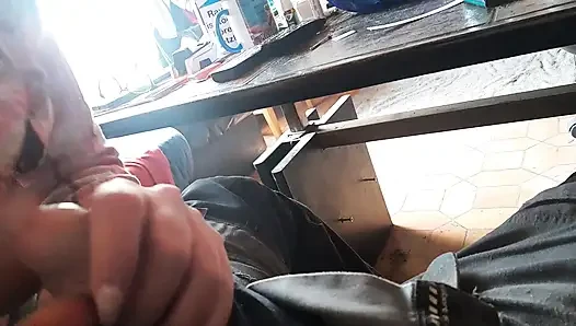 Ehefrau lutscht fremden Schwanz