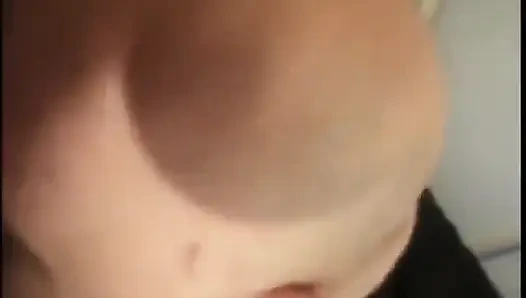 Pelacur ebony pantat besar disetubuhi hardcore dengan kontol putih panjang di sofa