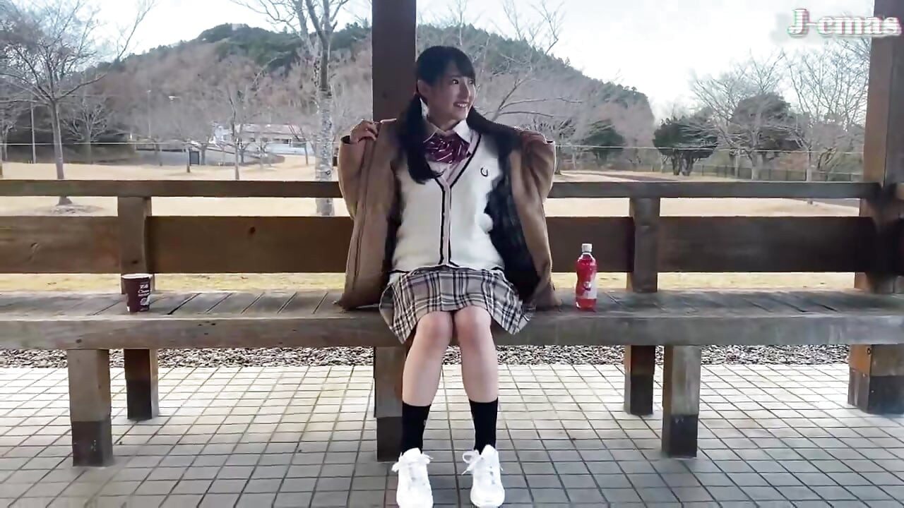 Divlja ljepotica koja voli duboke poljupce bilježi svoju strast kamo god krene. - B