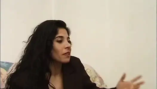 Pasangan berbulu bercinta di atas meja