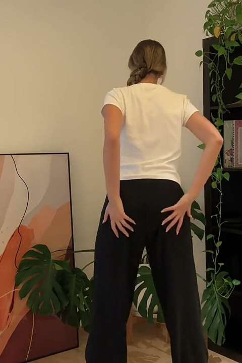 Renifle la string puante de Mia Pixie après un entraînement intense