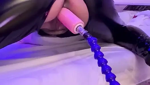 Alice lima lagi asik dientot pakai mesin seks